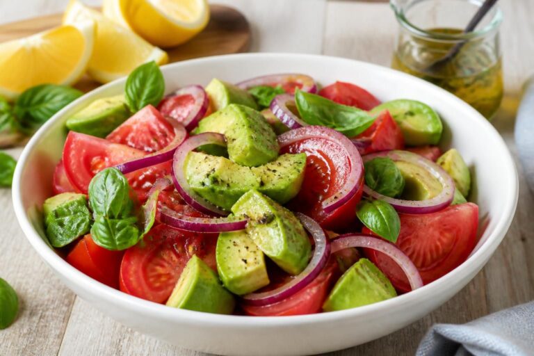 découvrez notre recette de salade d’avocat et tomate, une alliance fraîche et savoureuse parfaite pour sublimer vos repas d'été avec légèreté et fraîcheur.