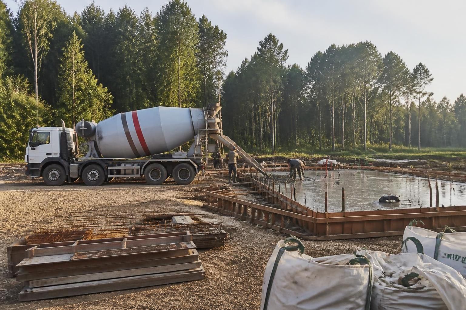 découvrez les principaux facteurs qui influencent le prix au m3 du béton et apprenez comment optimiser le coût de votre chantier en toute simplicité.
