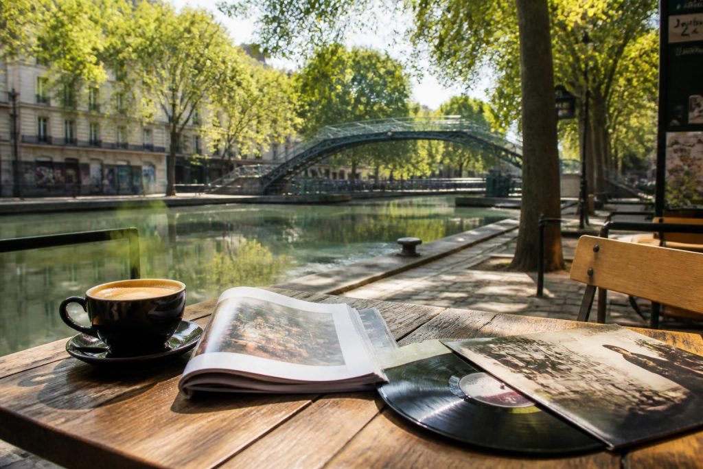 découvrez bonjour jacob au canal saint martin, un lieu unique où café, magazine et vinyle se fusionnent pour une expérience culturelle et sensorielle incomparable.