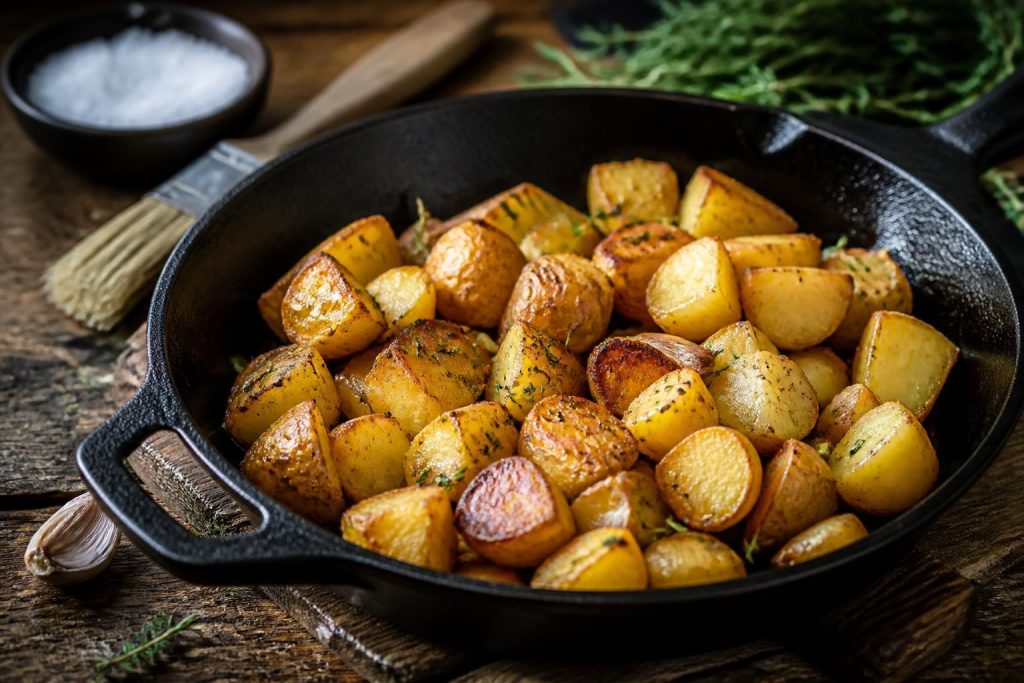 découvrez les astuces incontournables pour réussir des pommes de terre sautées à la poêle, à la fois croustillantes à l'extérieur et fondantes à l'intérieur, pour un vrai régal.