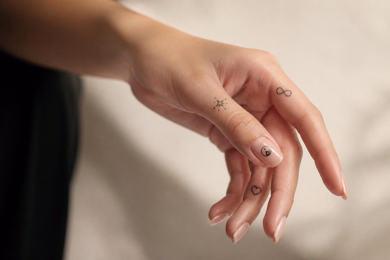 découvrez quel symbole de tatouage sur le doigt choisir pour femme, alliant élégance et signification profonde. guide pour un choix unique et stylé.